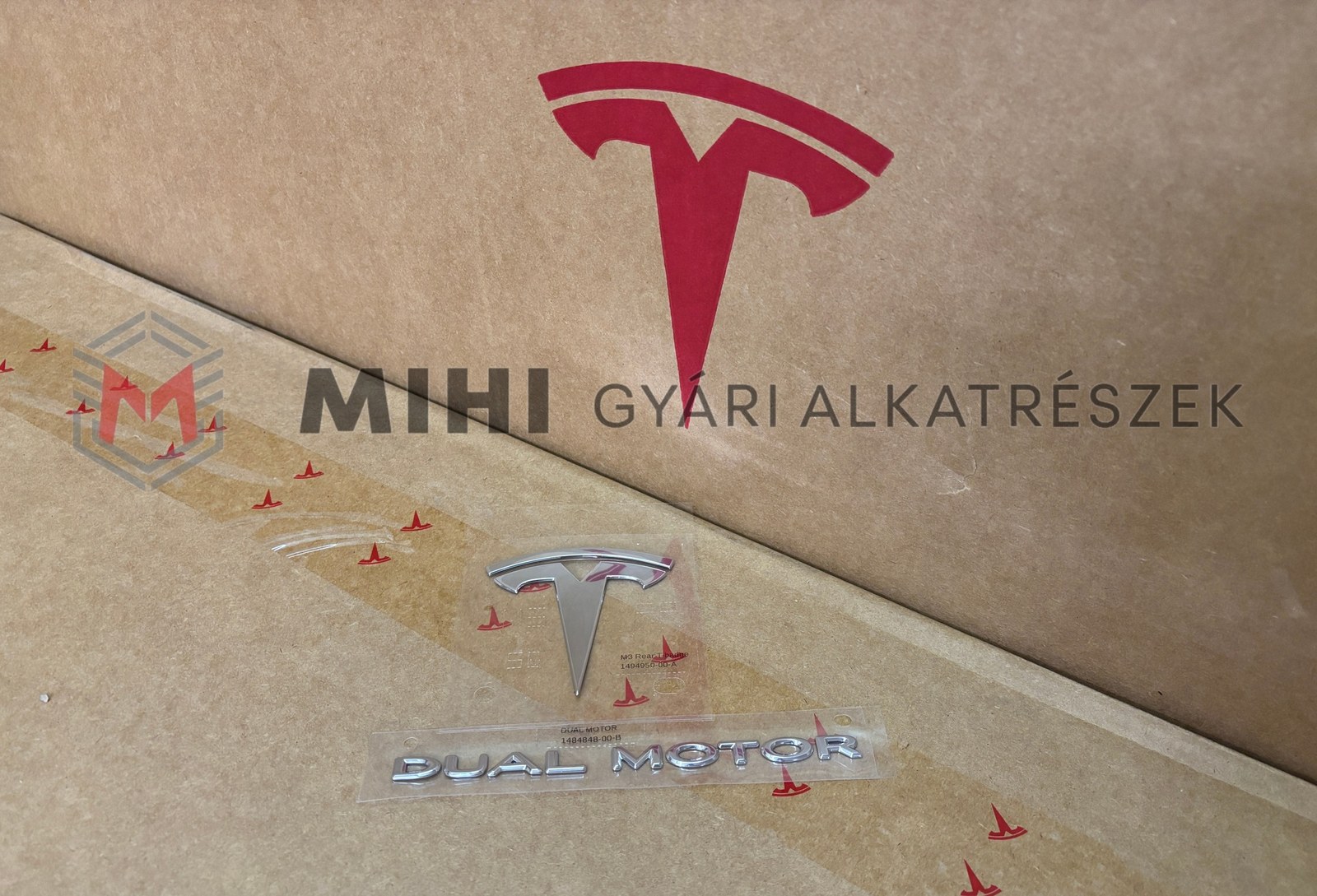 Tesla Model 3 gyári Dual Motor felirat és Tesla embléma termékfotó