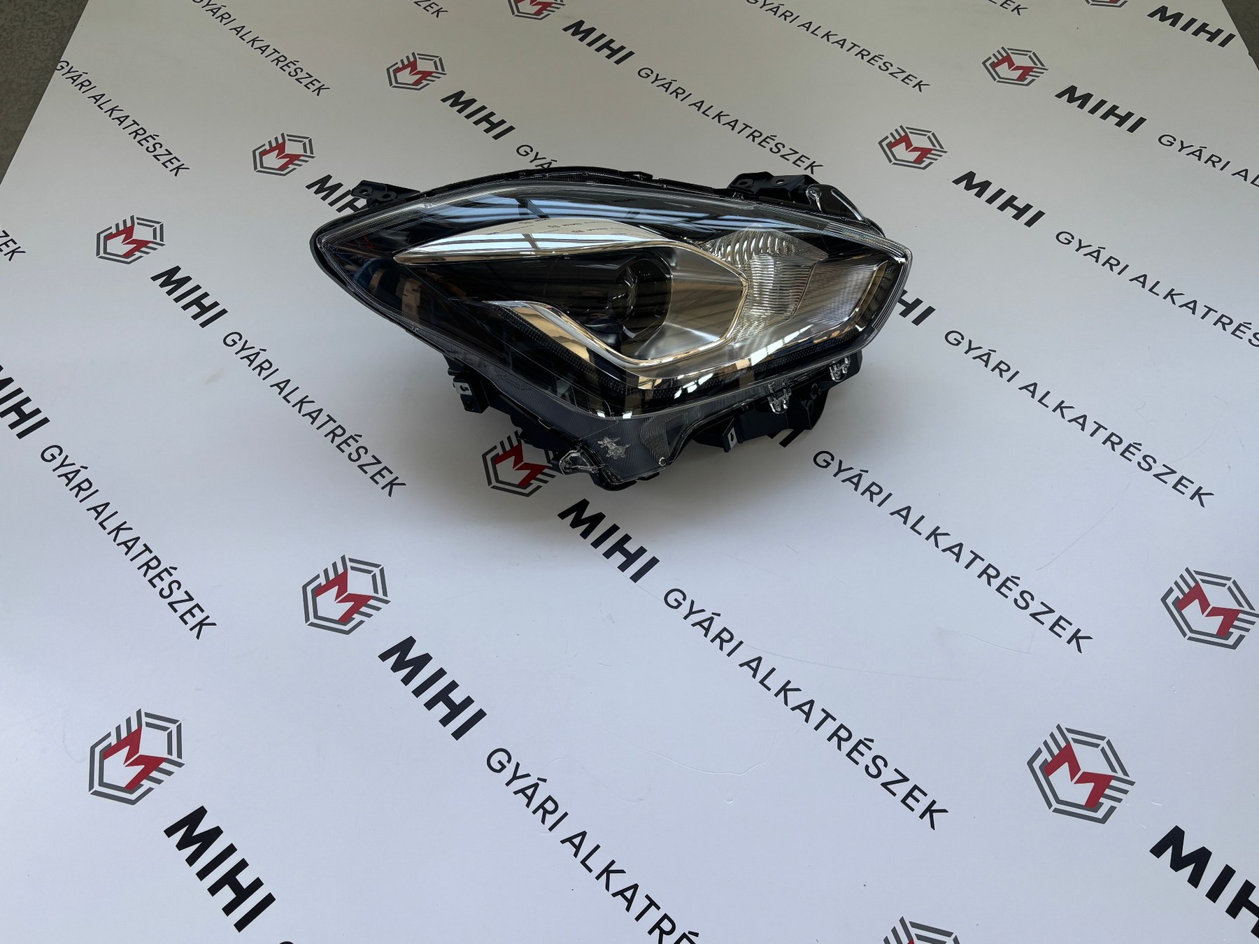 Suzuki Swift jobb első LED fényszóró 3512052RE2 termékfotó 3