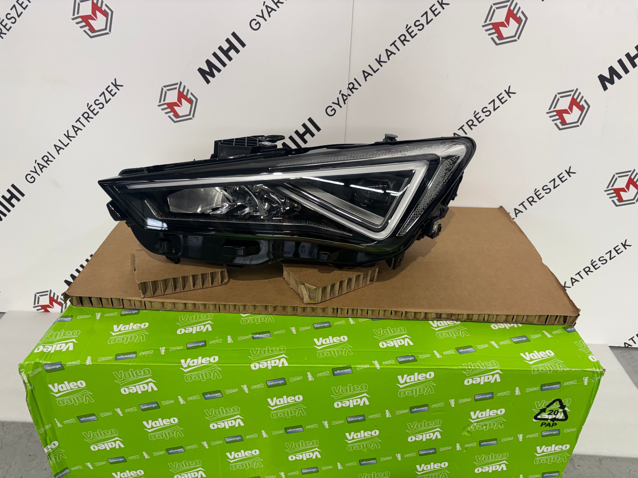 Seat Leon IV / Cupra Leon bal első LED fényszóró – Valeo 451088 451088