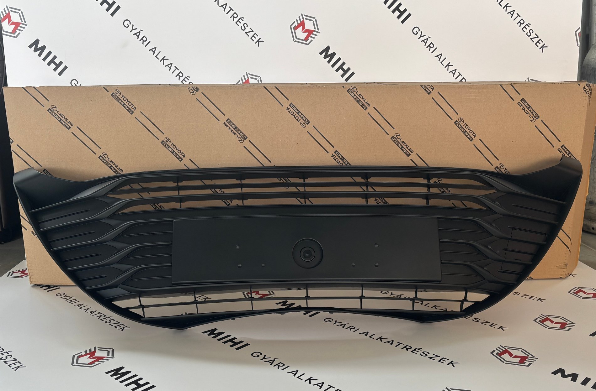 Toyota Yaris Hybrid első lökhárító középső rács 531020D120