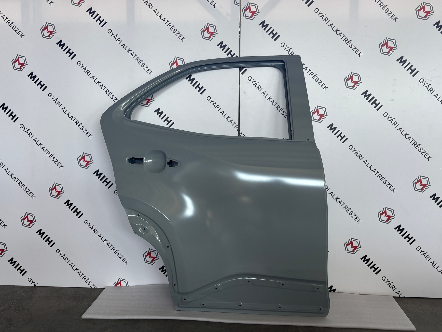 Toyota Yaris Cross jobb hátsó komplett ajtó 67003K2010 termékfotó 2
