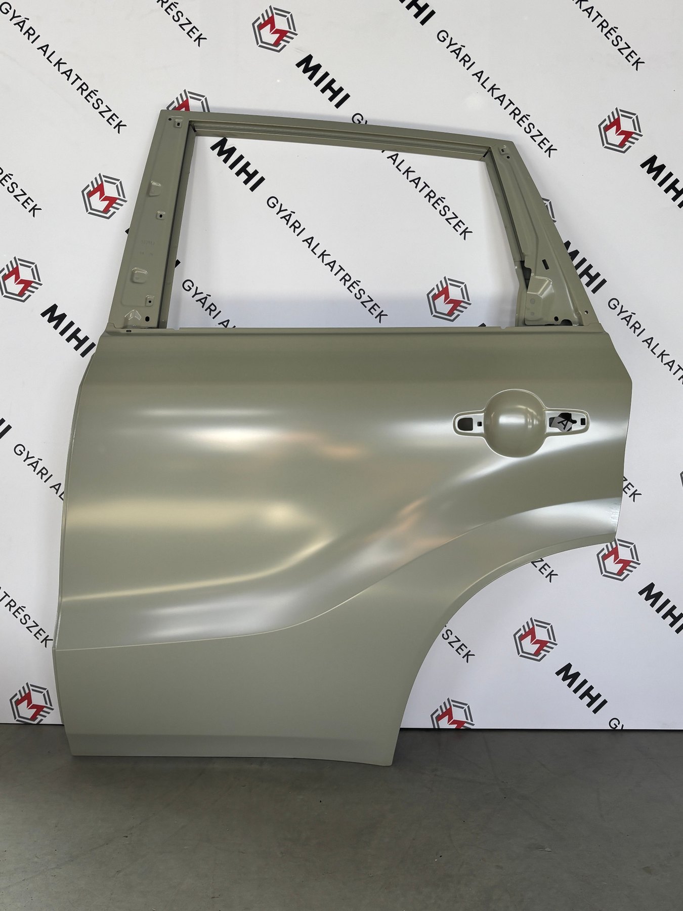 Suzuki Vitara bal hátsó ajtó gyári alapozott karosszériaelem 6800454P01