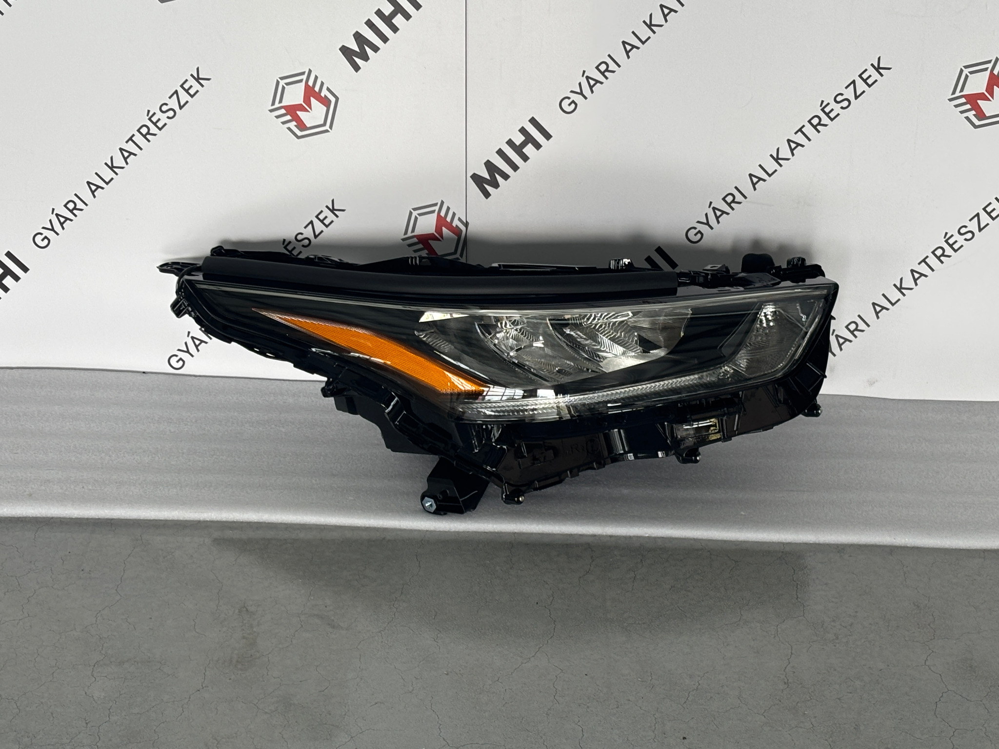 Toyota Highlander IV jobb első fényszóró 811100E511