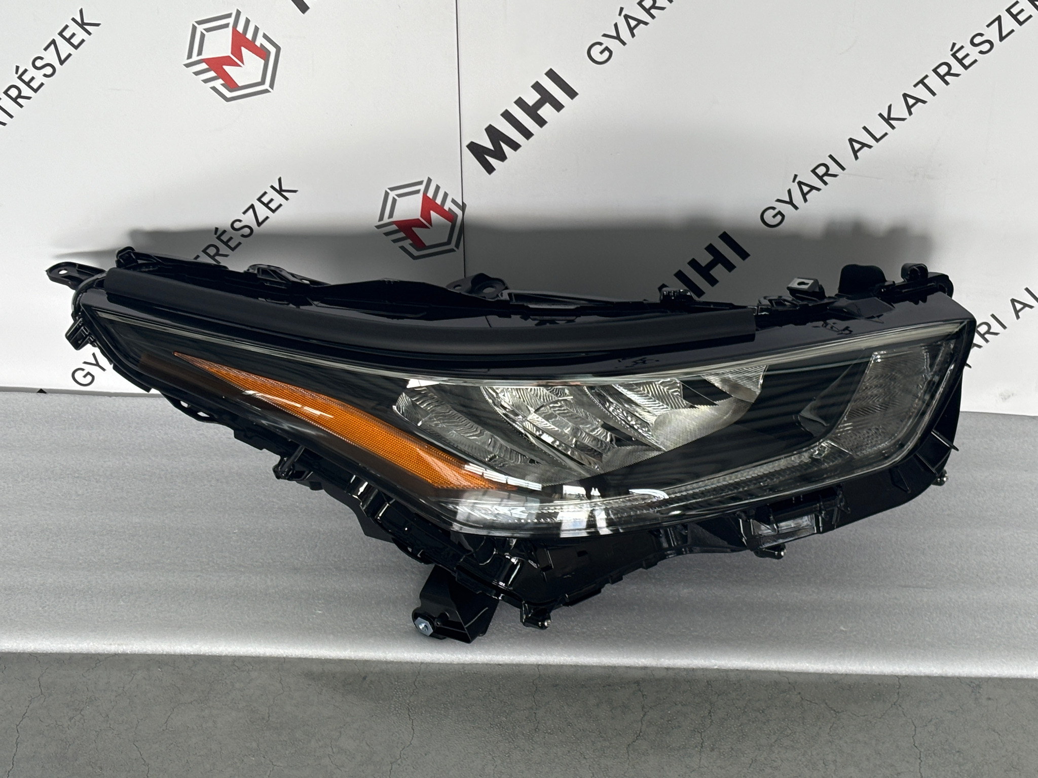 Toyota Highlander IV jobb első fényszóró 811100E511 termékfotó 2
