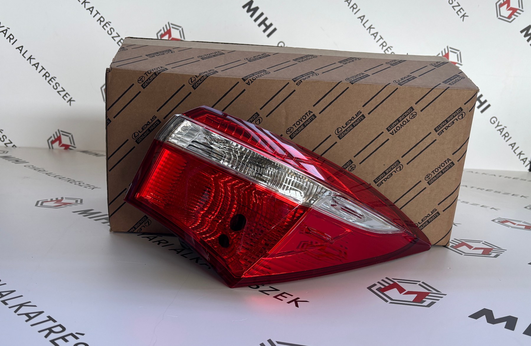 Toyota Corolla E210 jobb hátsó lámpa – gyári lámpatest 8155102760