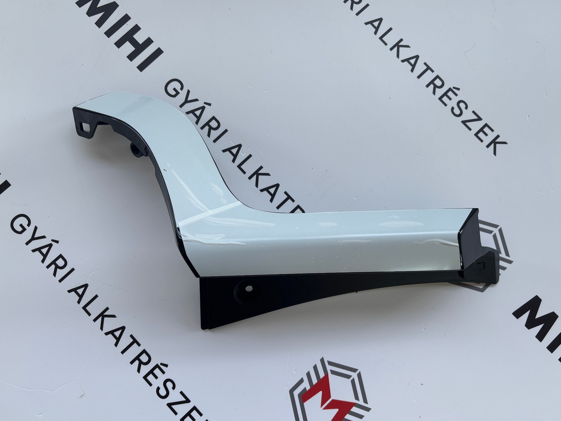 Kia Niro bal oldali D-oszlop díszburkolat 87360G5000 termékfotó 2