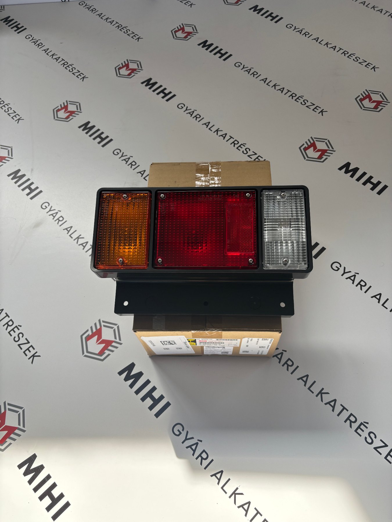 Isuzu N-Series bal hátsó kombinált lámpaegység 8980021660