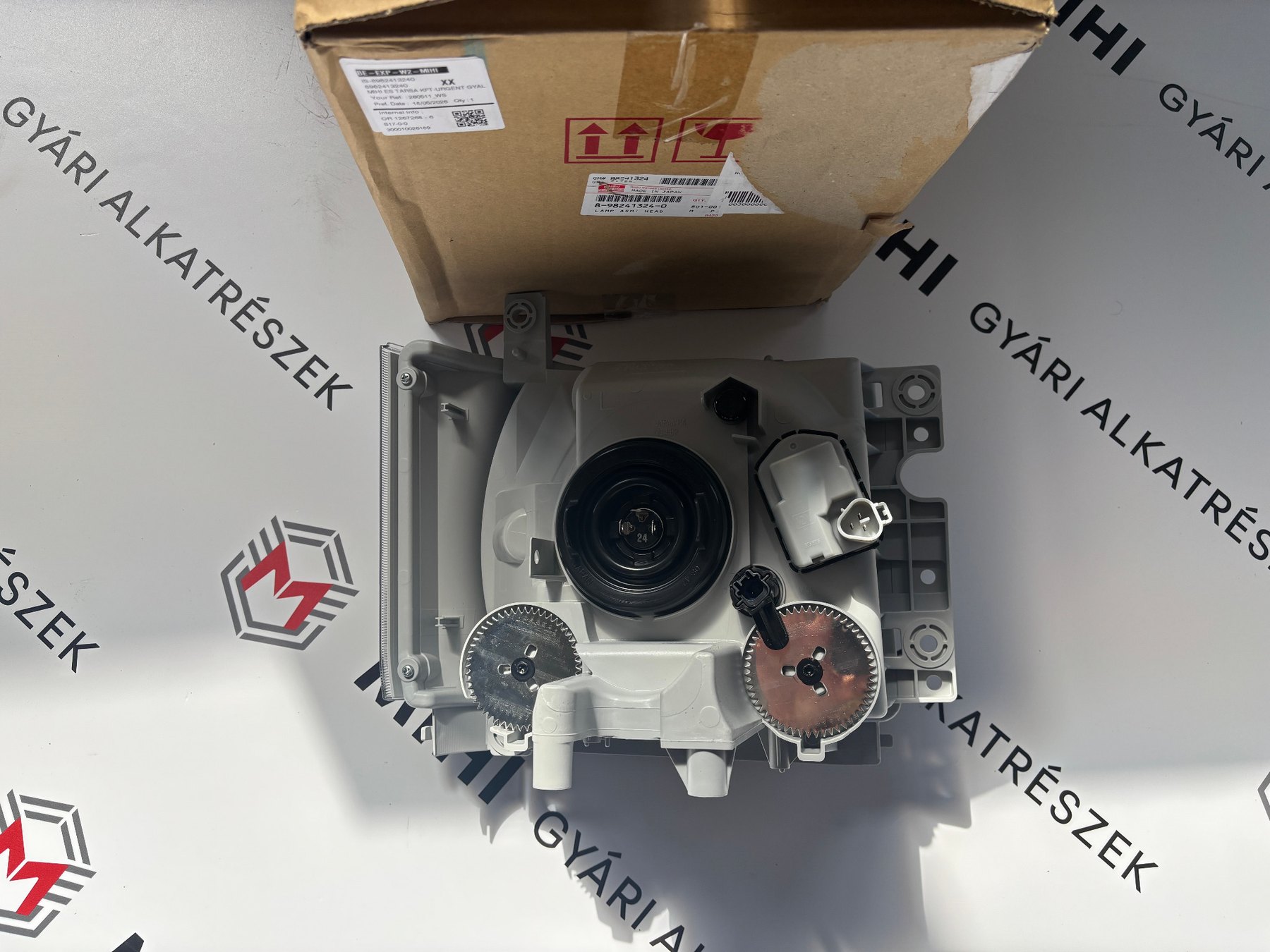 Gyári Isuzu N-Series 24V jobb első fényszóró 8982413230 termékfotó 2
